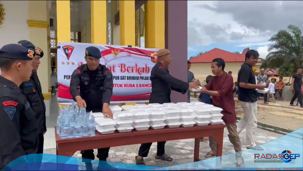 Brimob Polda Sumut Tebar Kebaikan, Batalyon C Pelopor Bagikan 100 Paket Makanan Gratis Usai Salat Jumat di Tapanuli Selatan